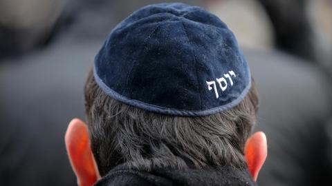 Ein Jude mit Kippa auf dem Kopf in Paris