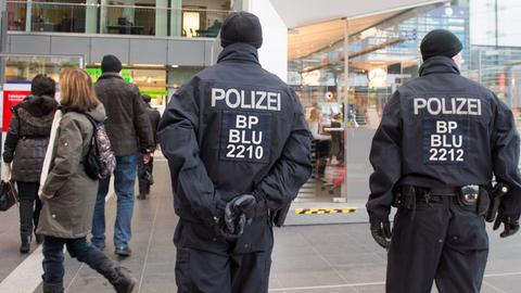 Polizisten bewachen den Hauptbahnhof in Berlin. Die deutschen Sicherheitsbehörden gehen den Hinweisen auf mögliche Anschlagziele islamistischer Terroristen in Deutschland mit Hochdruck nach.