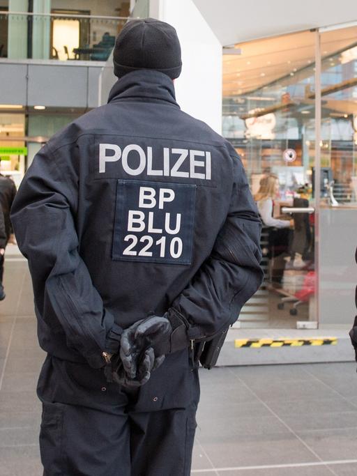 Polizisten bewachen den Hauptbahnhof in Berlin. Die deutschen Sicherheitsbehörden gehen den Hinweisen auf mögliche Anschlagziele islamistischer Terroristen in Deutschland mit Hochdruck nach.