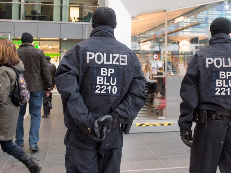Polizisten bewachen den Hauptbahnhof in Berlin. Die deutschen Sicherheitsbehörden gehen den Hinweisen auf mögliche Anschlagziele islamistischer Terroristen in Deutschland mit Hochdruck nach.