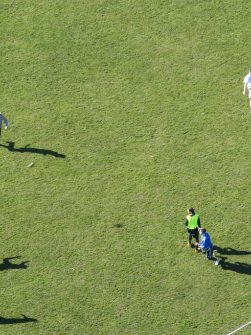Amateure spielen Rugby.