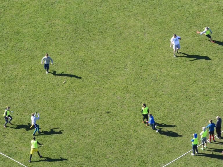 Amateure spielen Rugby.