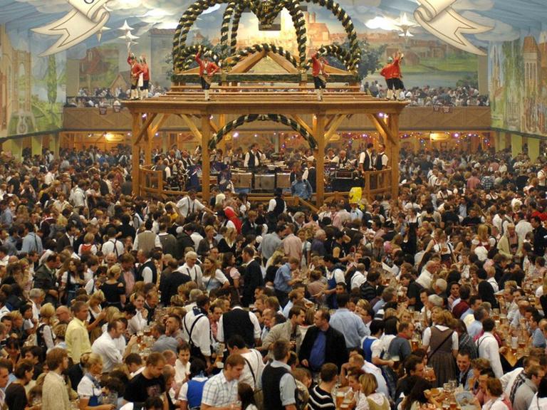 Ein vollbesetztes Bierzelt beim Oktoberfest