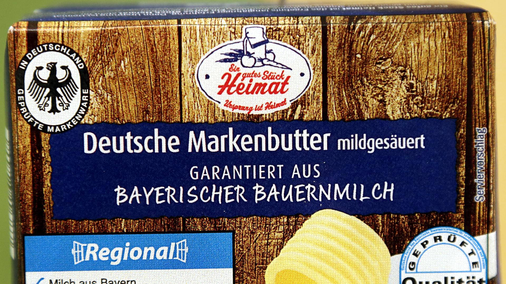 Das neue weiß-blaue Logo "Regionalfenster" ist unten links auf einer Butterpackung aus Bayern abgebildet.