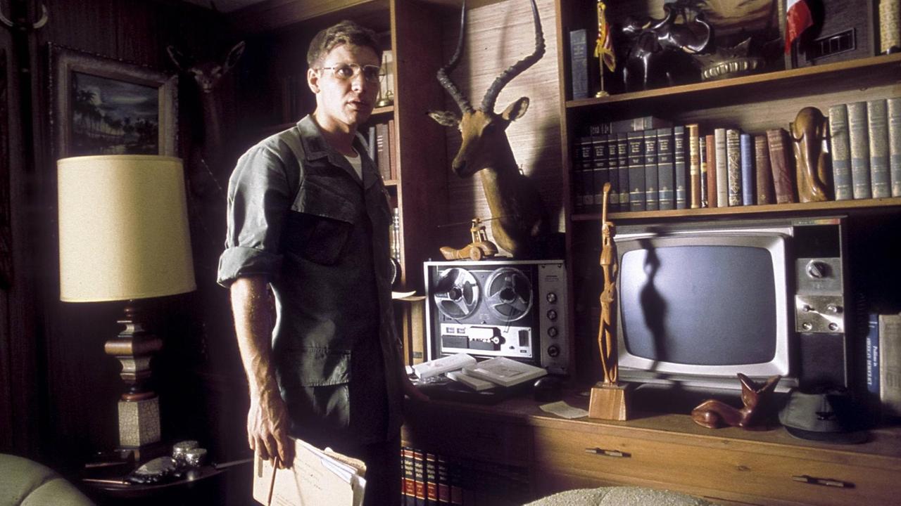 Szenenausschnitt von "Apocalypse Now" mit  Harrison Ford im Büro stehend 