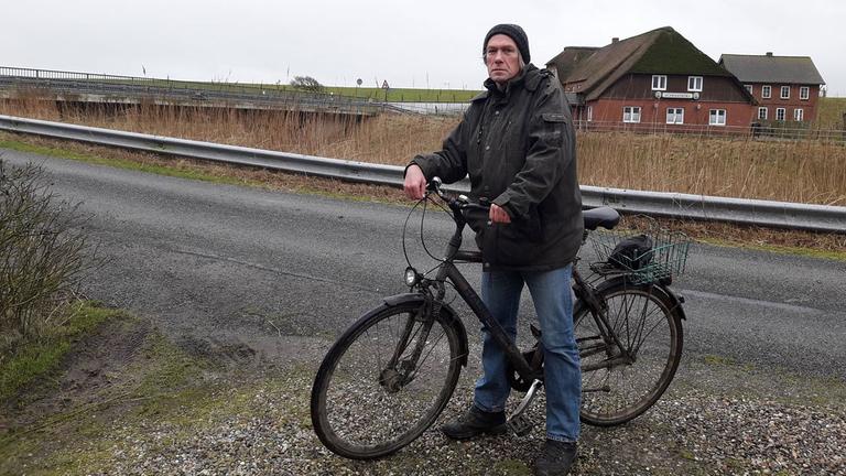 Autor und Übersetzer Friedhelm Rathjen macht während einer Radtour Pause