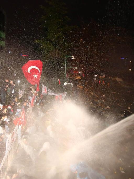 Polizisten stürmen in Istanbul Redaktion der regierungskritischen Zeitung Zaman (5.3.2016).