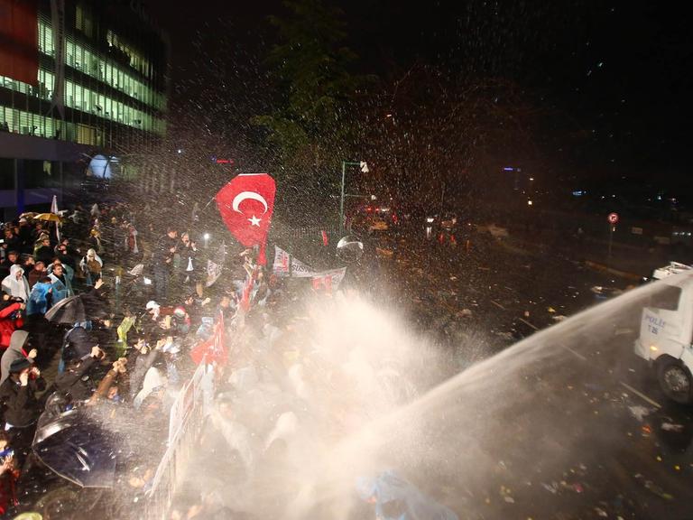 Polizisten stürmen in Istanbul Redaktion der regierungskritischen Zeitung Zaman (5.3.2016).