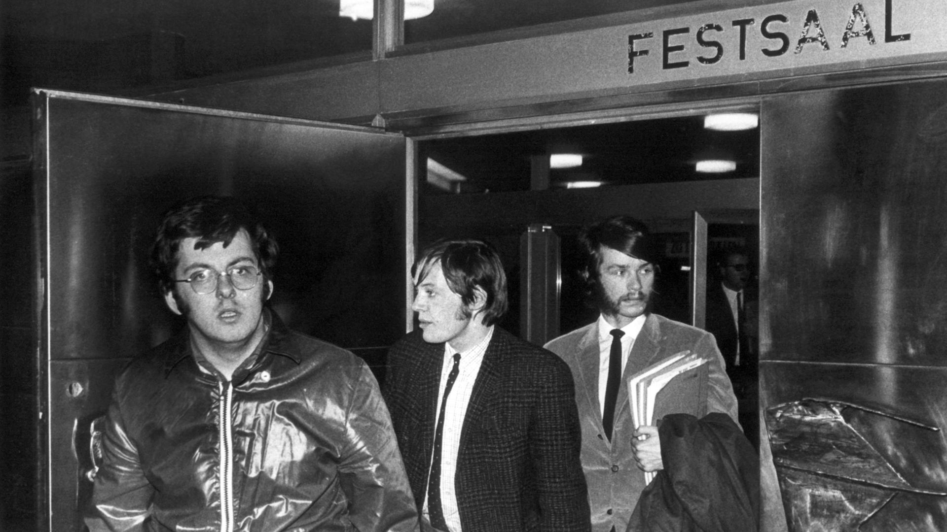 Drei junge Männer verlassen eine Filmvorführung anlässlich der 13. Westdeutschen Kurzfilmtagen in Oberhausen. 