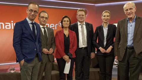 Die Diskussionsteilnehmer von links nach rechts: Jan Fleischhauer (Spiegel-Journalist), Heiko Maas (Geschäftsführender Bundesjustizminister), Sandra Maischberger, Andreas Hollstein (Bürgermeister von Altena), Alice Weidel (AfD-Frontfrau) und Christian Pfeiffer (Kriminalitätsforscher).