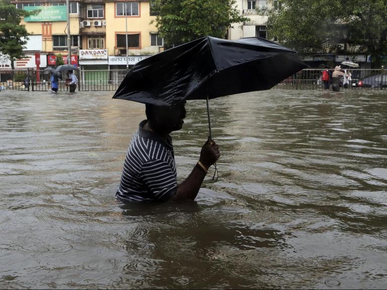 Ein Mann watet am 29.08.2017 in Mumbai (Indien) über eine überflutete Straße. Heftige Regenfälle haben am 29.08.2017 Teile der Stadt lahmgelegt. (zu "Überschwemmungen in Südasien - mehr als 1500 Tote" vom 30.08.2017) Foto: Rajanish Kakade/AP/dpa +++(c) dpa - Bildfunk+++