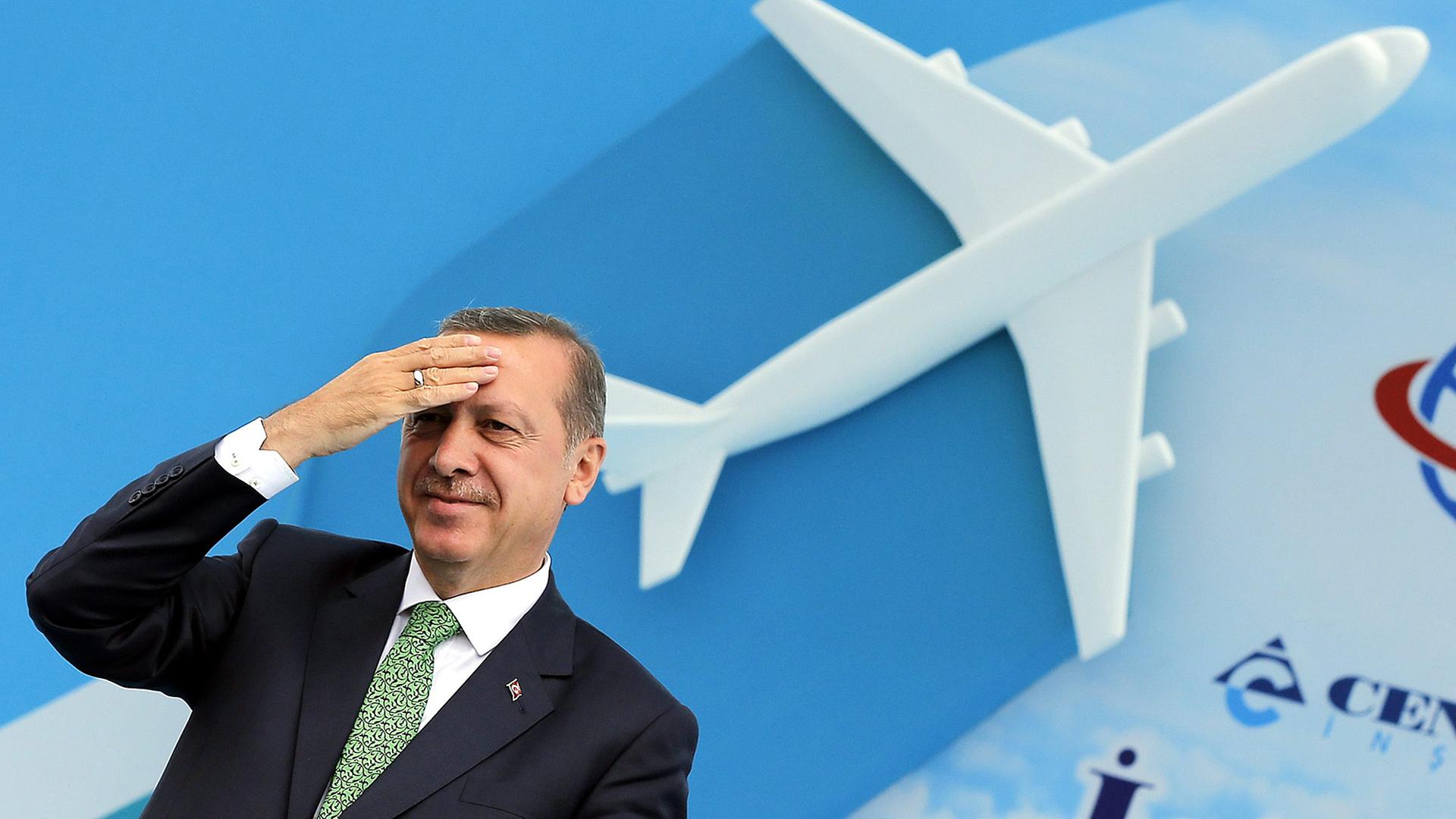 Der türkische Staatspräsident Erdoğan will mit einem dritten Flughafen für Istanbul die Wirtschaft auf Spitzenleistung bringen.