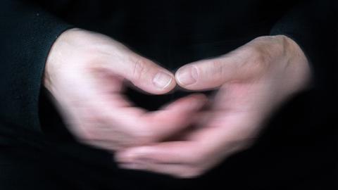 Man sieht zwei leicht zitternde Hände, die auf das häufige Symptom Morbus Parkinson hindeuten