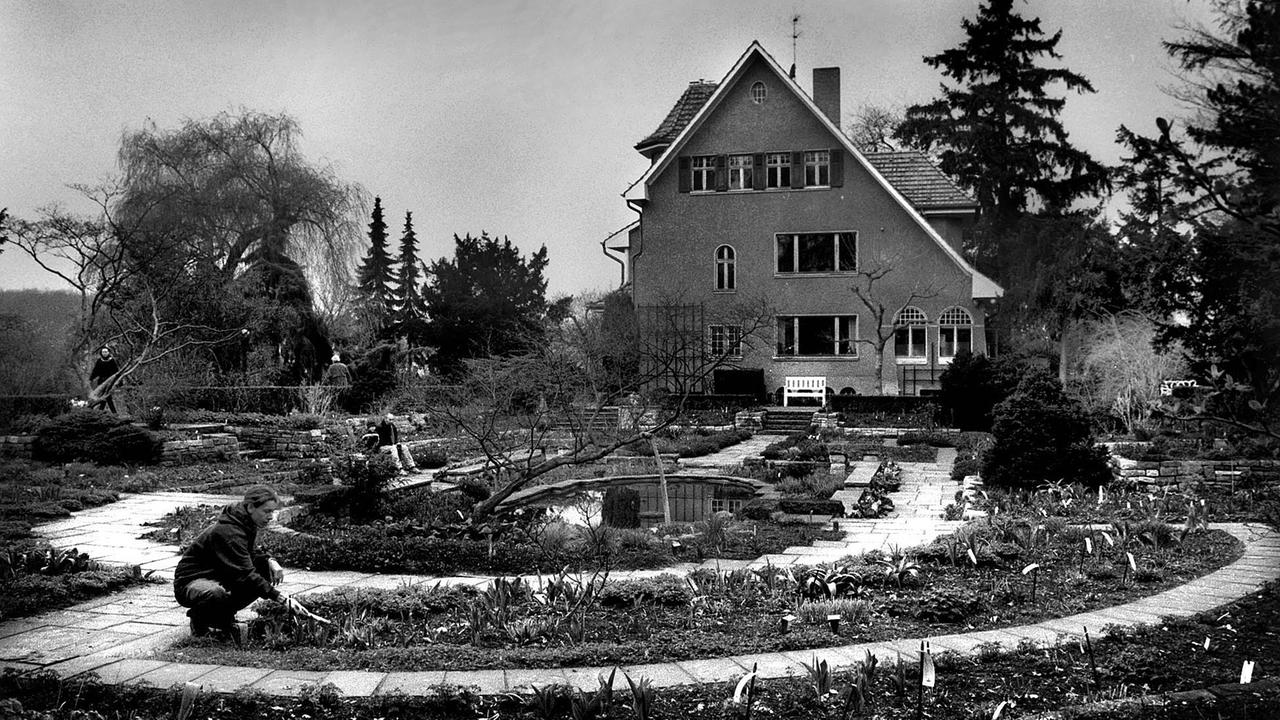 Karl-Foerster-Garten im Stadtteil Bornim. Im Hintergrund das Wohnhaus von Karl Foerster, daß 1912 im englischen Landhausstil nach Anregungen des Architekten Hermann Muthesius errichtet wurde.