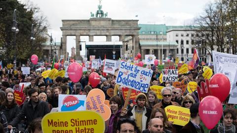 Tausende Menschen demonstrieren zwei Tage vor der ersten Sitzung des neuen Bundestags (am 22. Oktober 2017) "gegen Hass und Rassismus im Parlament"