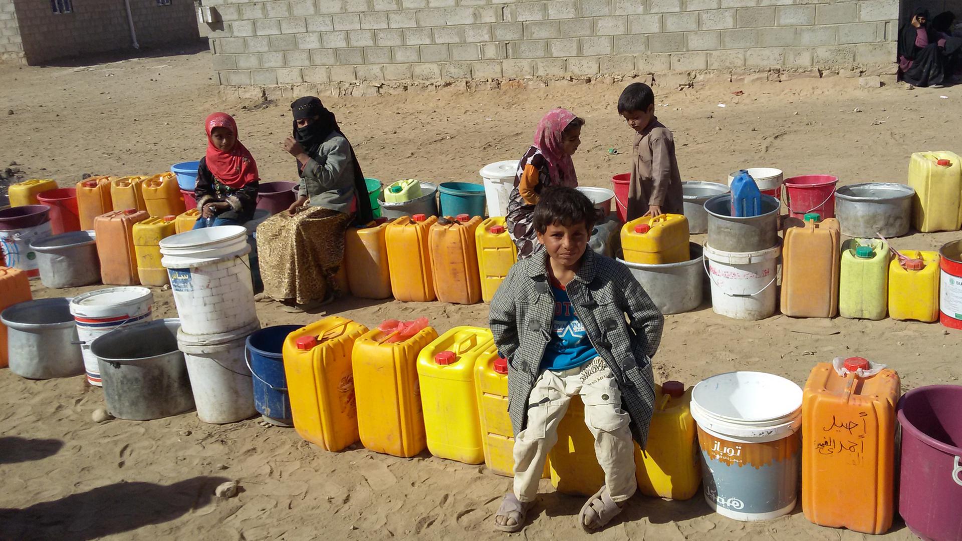 Kinder in Amran, einer Provinz im Norden des Jemen, stehen für Wasser an: Mehr als 19 Millionen Jemeniter haben durch den Krieg erschwerten Zugang zu sauberem Wasser und leben in schlechten sanitären Verhältnissen.