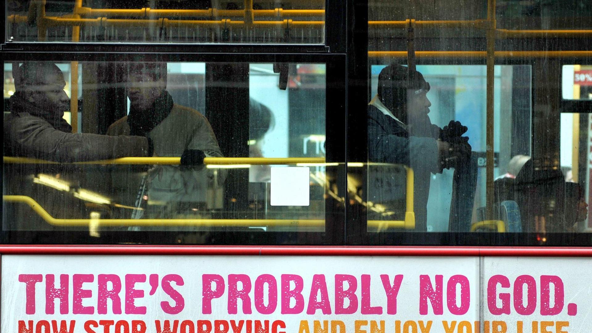 Auf einem Londoner Bus steht in bunten Buchstaben: "There´s probably no god", auf Deutsch "Es gibt vielleicht gar keinen Gott." Darunter steht auf Englisch: "Jetzt hör auf, Dir Gedanken zu machen und genieße das Leben."