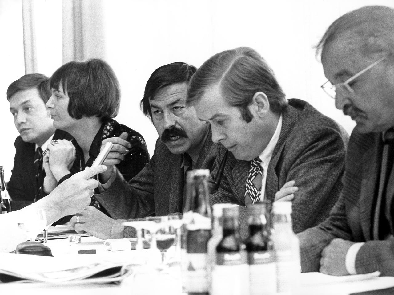 Der Schriftsteller Günter Grass (M) auf einer Pressekonferenz der Sozialdemokratischen Wählerinitiative am 8. September 1972 in Stuttgart. Rechts der Schriftsteller Thaddäus Troll, 2.v.r. Prof. Eberhard Jäckel. Links neben Grass die Landeschefin der Wählerinitiative, Heincke Jädicke.