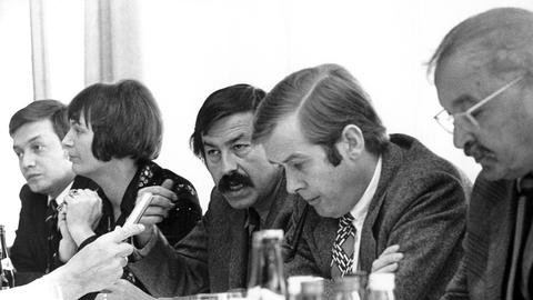 Thaddäus Troll (re) 1972 auf einer Pressekonferenz der SPD-Wählerinitiative mit Günter Grass und Eberhard Jäckel.