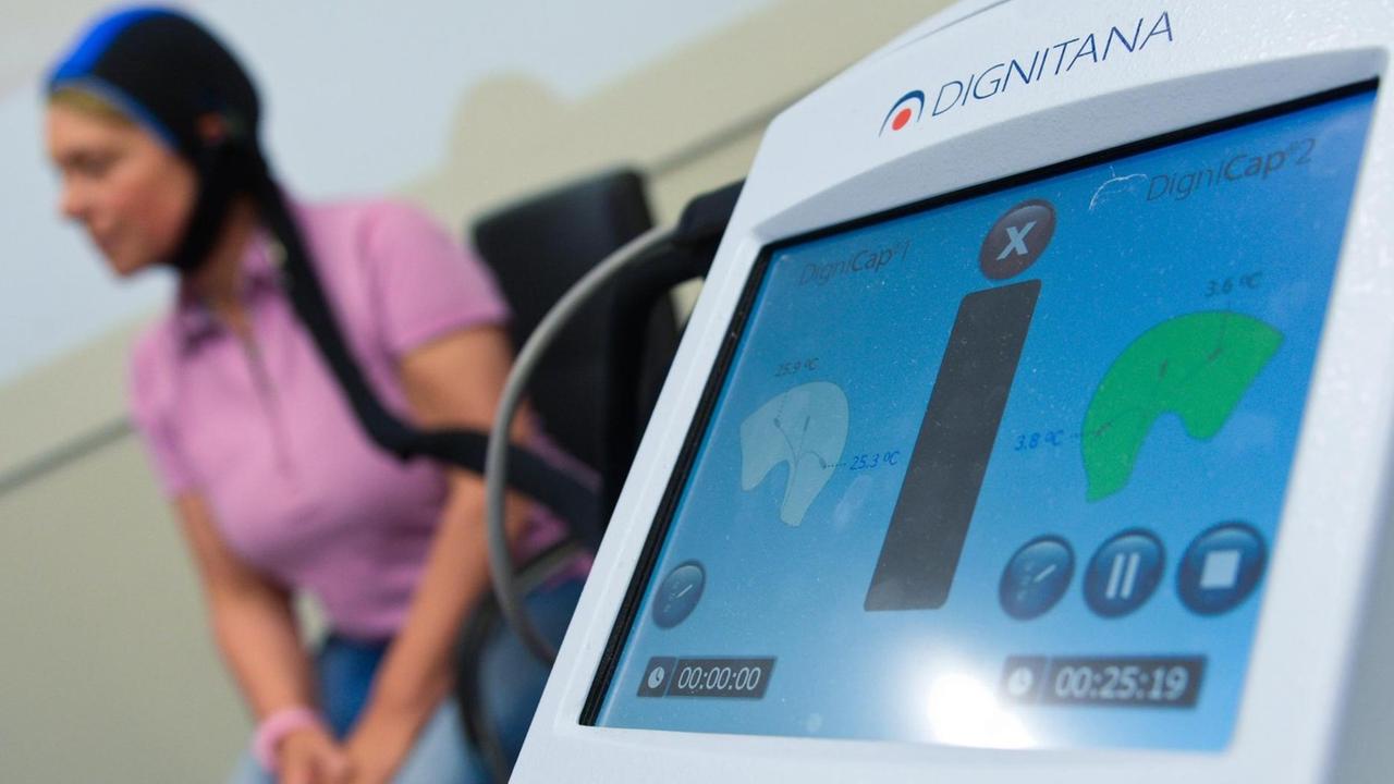 Haube des medizinischen Geräts "DIGNITANA" zur Kopfhautkühlung während einer Pk in der Medizinischen Hochschule in Hannover