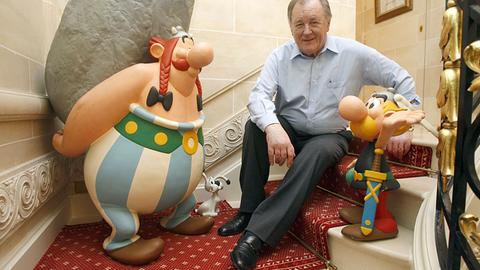 Cartoonist Albert Uderzo mit zwei seiner bekanntesten Figuren: Obelix und Asterix (2009)