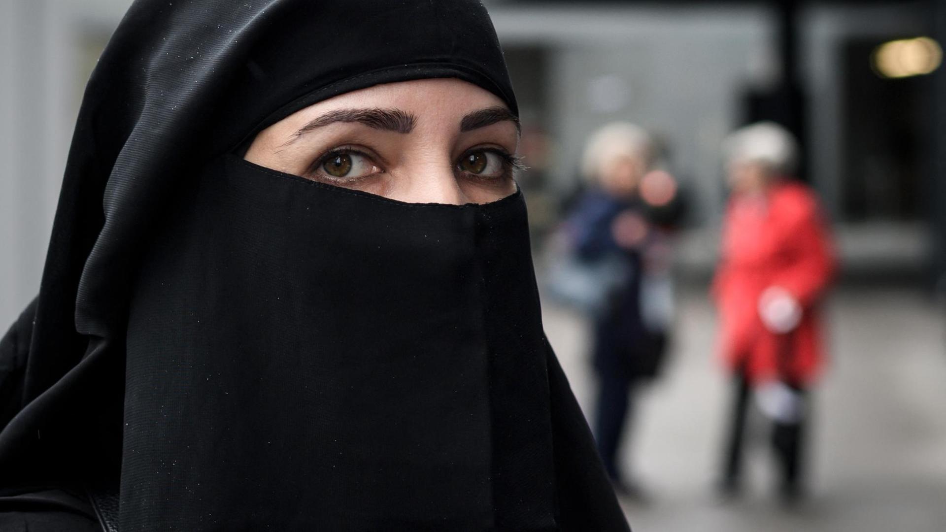 Gesetz verabschiedet - Schweiz verbietet Burkas und andere Vollverschleierungen