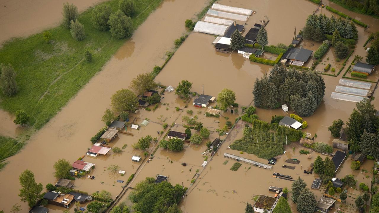 Eine vom Hochwasser der Saale ueberflutete Gartenanlage am 02.06.2013 in Jena.