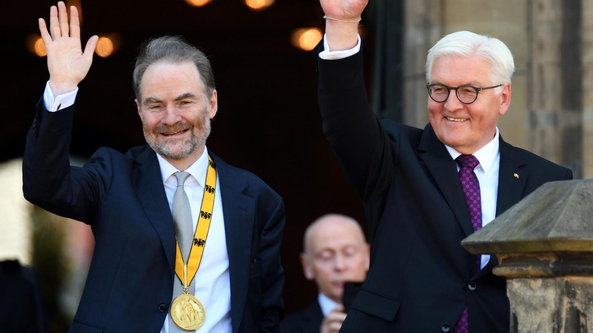 Der britische Historiker Timothy Garton Ash (l) und Bundespräsident Frank-Walter Steinmeier nach der Verleihung des Karlspreises. Der britische Historiker Timothy Garton Ash (l) und Bundespräsident Frank-Walter Steinmeier nach der Verleihung des Karlspreises.