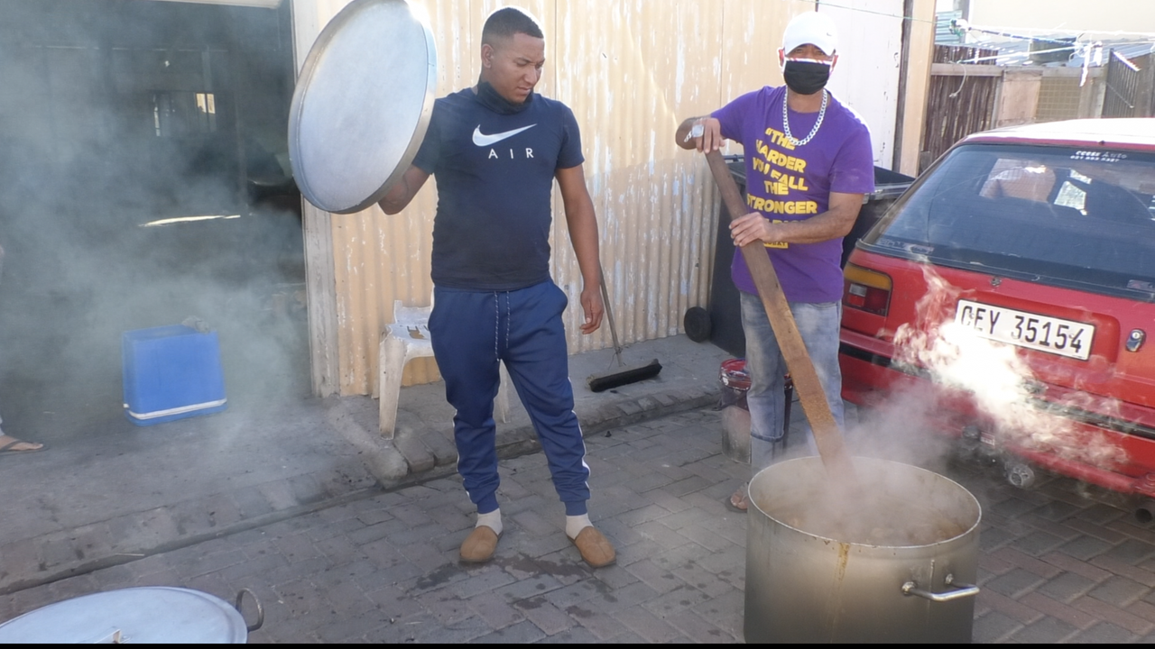 Leon Mayer mit einem Freund in Cape Flats - für rund 200 Nachbarn kocht er Hühner-Curry 