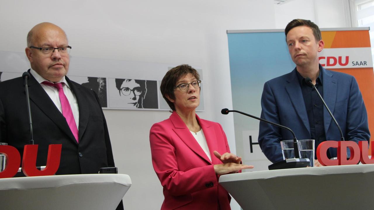 Peter Altmaier, Bundesminister für Wirtschaft und Energie, Annegret Kramp-Karrenbauer, Verteidigungsministerin, und Tobias Hans, Ministerpräsident des Saarlandes, geben eine Pressekonferenz.
