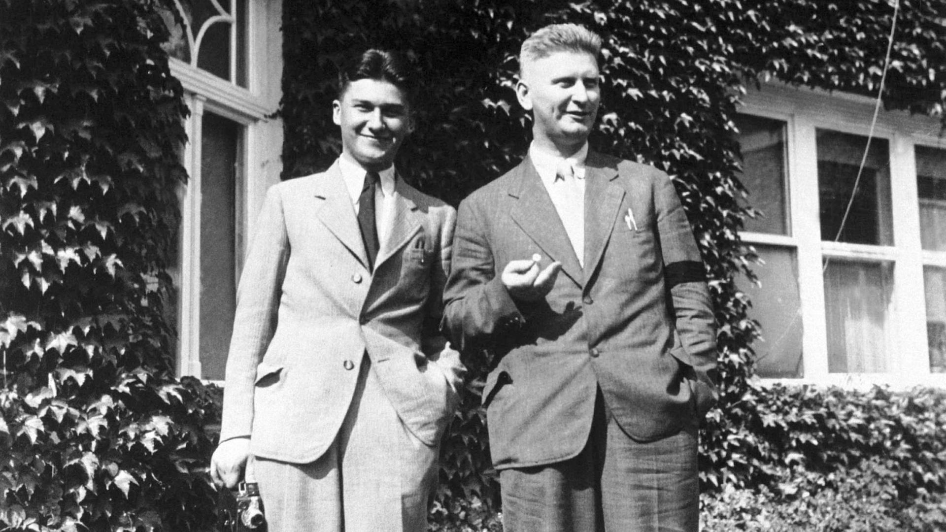 Son of Tomas Bata, Tomas Bata jr, left, and his uncle J.A. Bata pictured shortly after the death of Tomas Bata sr. in 1932 in Zlin Bata company founded by Tomas Bata and his family is one of the most well known Czech entreprises. The Bata shoe company expanded to to more then countries worldwide. Foto: CTK +++(c) dpa - Report+++ |
