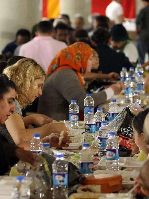 Gläubige Muslime essen am 09.08.2012 in Köln in der Moschee beim gemeinsamen Fastenbrechen (Iftar)
