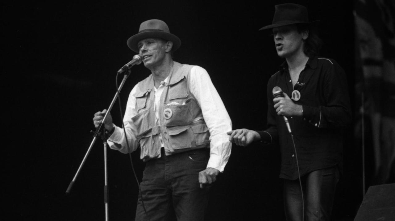 Künstler Joseph Beuys (l.) und Sänger Udo Lindenberg bei ihrem Auftritt für "Künstler für den Frieden" 1982 in Bochum