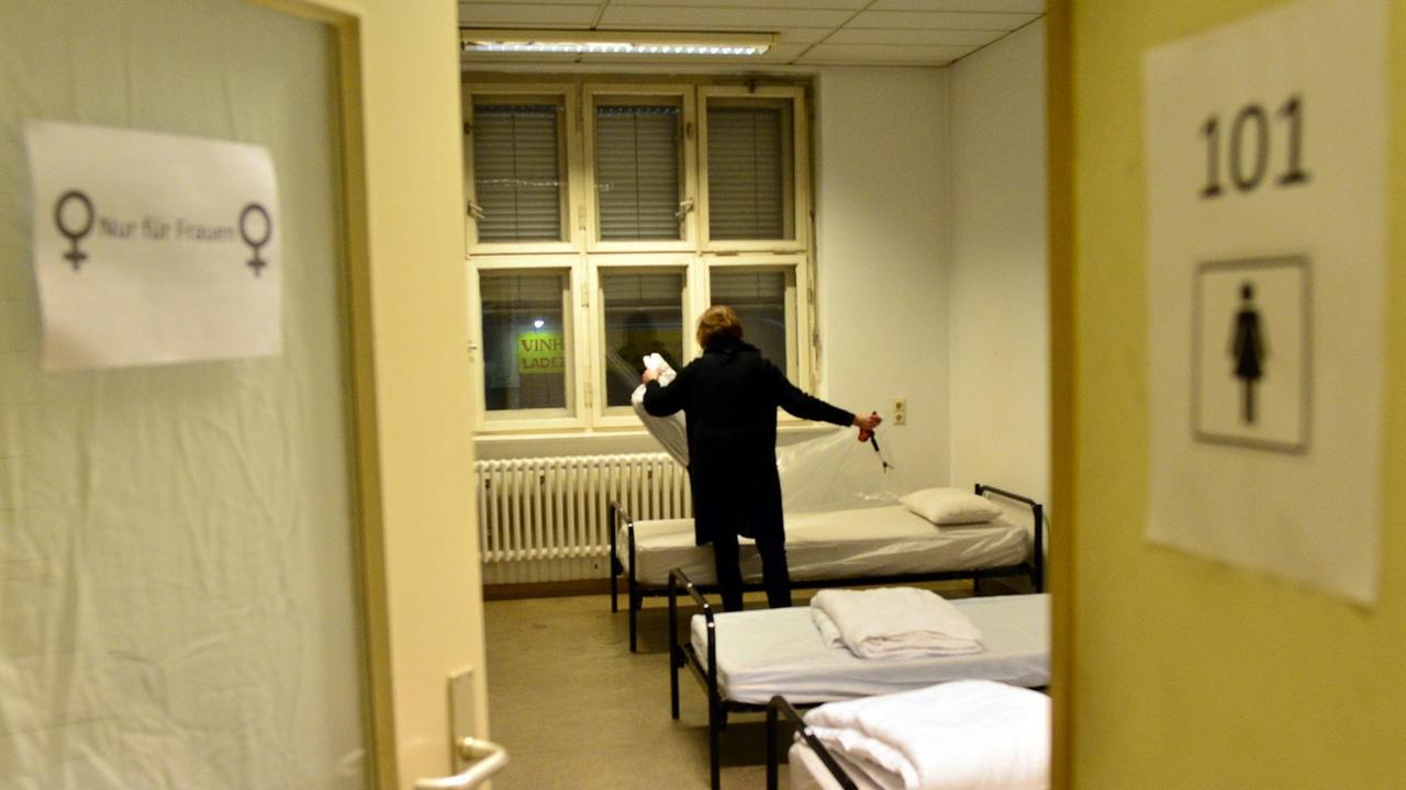 Betten sind am 04.01.2017 in Berlin in der neuen Einrichtung der Kältehilfe in der Seestraße für Obdachlose bereitgestellt. Die Einrichtung bietet 59 Übernachtungsplätze. 