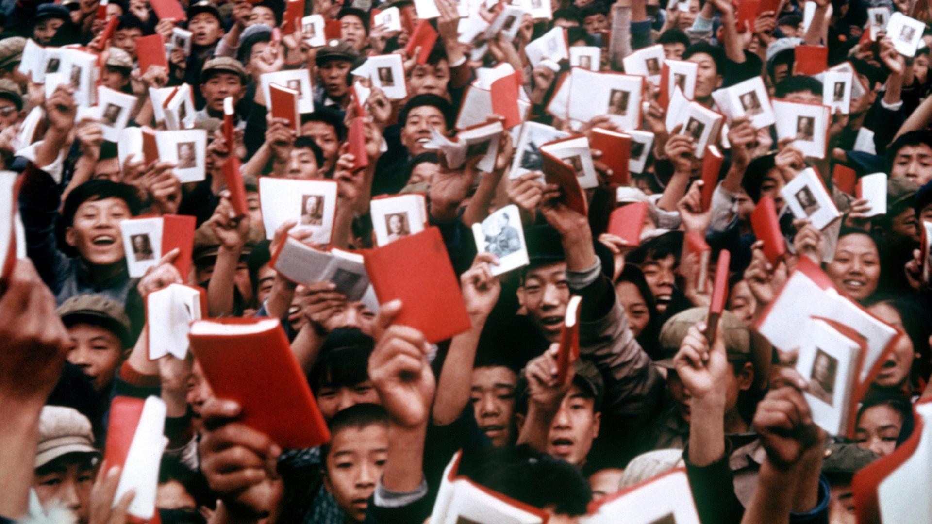 Angehörige der Roten Garden schwenken bei einer Kundgebung auf dem Tien-an-Men-Platz in der chinesischen Hauptstadt Peking die Mao-Bibel, die die Lehren des chinesischen Führers Mao Tsetung enthält.