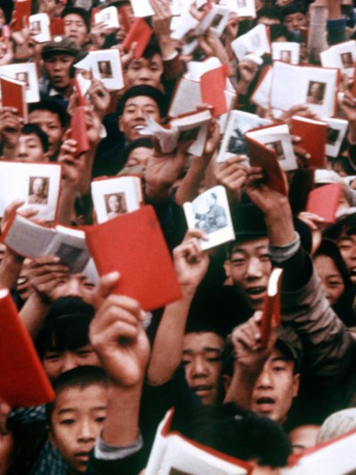 Angehörige der Roten Garden schwenken bei einer Kundgebung auf dem Tien-an-Men-Platz in der chinesischen Hauptstadt Peking die Mao-Bibel, die die Lehren des chinesischen Führers Mao Tsetung enthält.