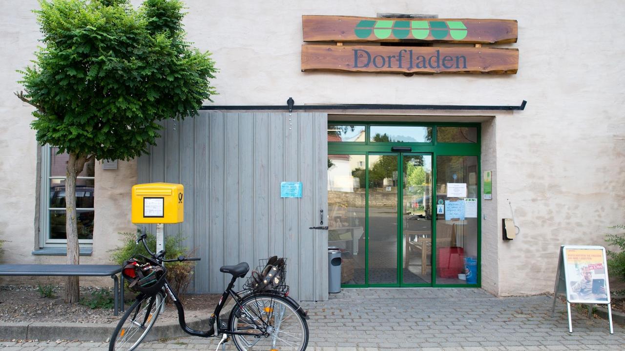 Der Eingang zum Dorfladen in Deersheim in Sachsen-Anhalt. Als der letzte Einkaufsmarkt im Ort schloss, taten sich die Dorfbewohner zusammen und bauten eine Scheune um, die neben einem Lebensmittelladen auch Platz für ein Café, eine Markthalle und für die Nähstube bietet.