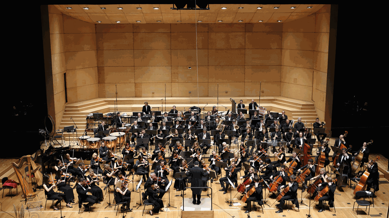 Das Slowenische RTV Symphonie-Orchester im Gallus-Saal des Cankarjev Dom in Ljubljana