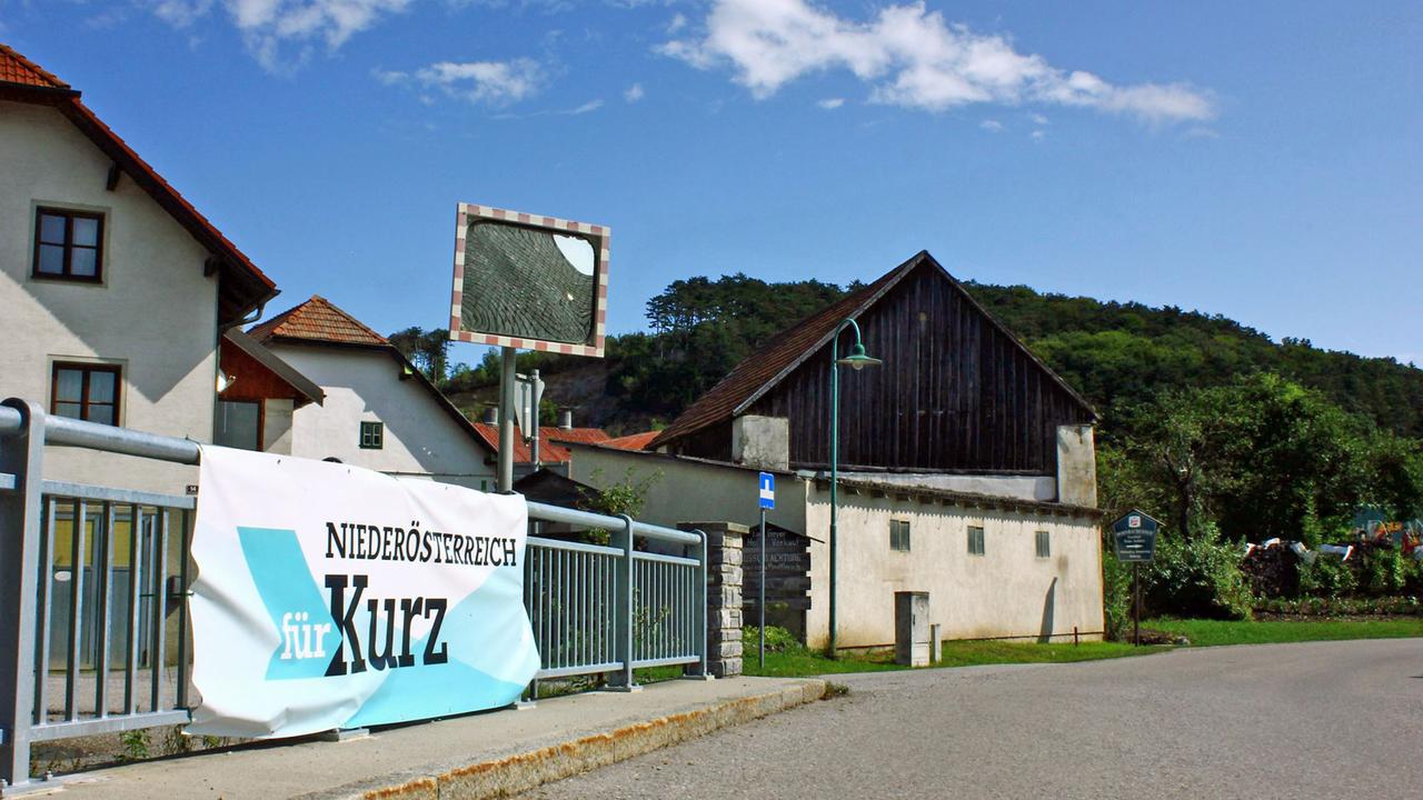 Am Geländer einer Dorfstraße in Niederösterreich hängt ein Transparent mit der Aufschrift: "Niederösterreich für Kurz".