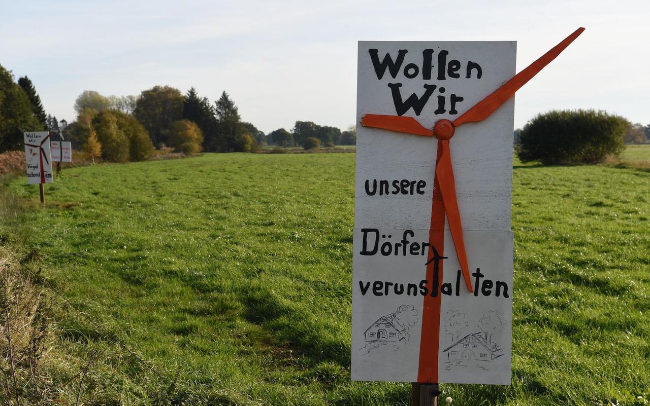 Ein Schild mit der Frage: "Wollen wir unsere Dörfer verunstalten" steht auf einem Feld an einer Straße in Niedersachsen.