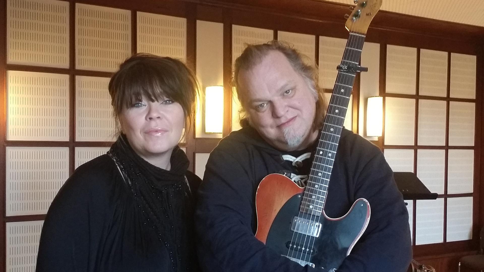 Die norwegische Sängerin Solveig Slettahjell mit ihrem Gitarristen Knut Reiersrud