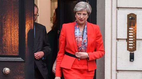 Die britische Premierministerin Theresa May verlässt die Parteizentrale der Konservativen Partei in London einige Stunden nach Schließung der Wahllokale.