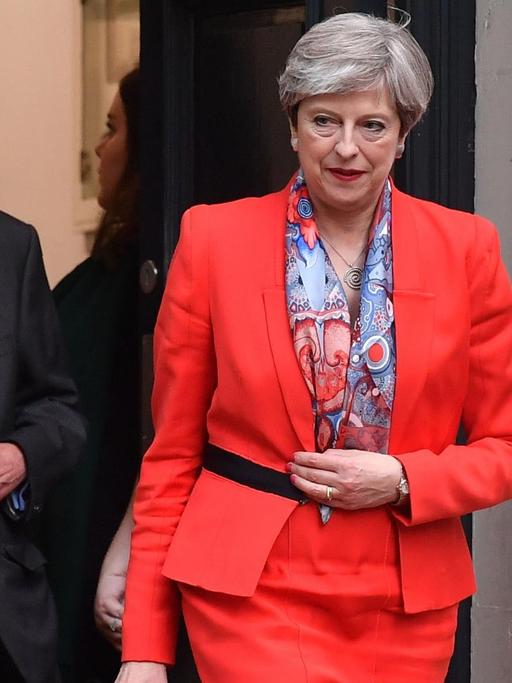 Die britische Premierministerin Theresa May verlässt die Parteizentrale der Konservativen Partei in London einige Stunden nach Schließung der Wahllokale.