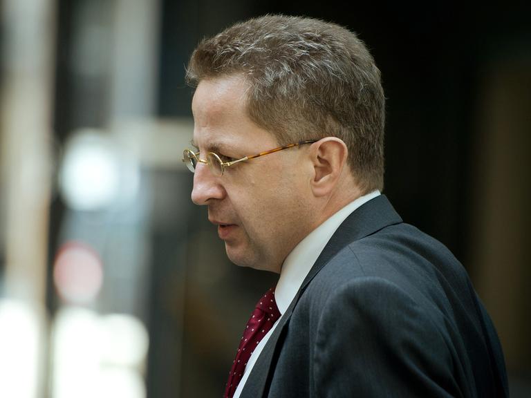 Hans-Georg Maaßen, Präsident des Bundesamts für Verfassungsschutz, verlässt am 10.07.2014 in Berlin die Sondersitzung des Parlamentarischen Kontrollgremiums.
