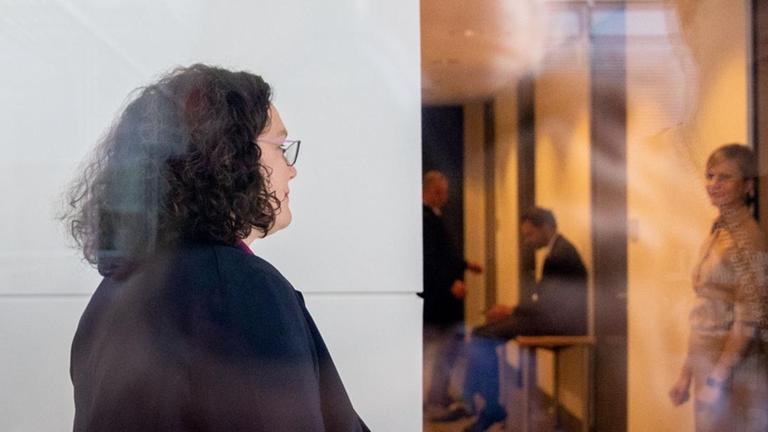 Andrea Nahles, Fraktionsvorsitzende der SPD und SPD-Parteivorsitzende, geht nach der Sondersitzung der SPD-Bundestagsfraktion in ihr Büro.