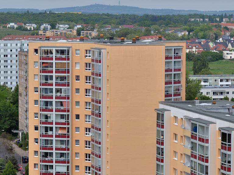Blick ins Zentrum des Plattenbaugebietes Halle-Neustadt in Halle (Sachsen-Anhalt), aufgenommen am 06.05.2014. Vor 50 Jahren, am 15. Juli 1964, wurde der Grundstein für das Neubaugebiet gelegt.