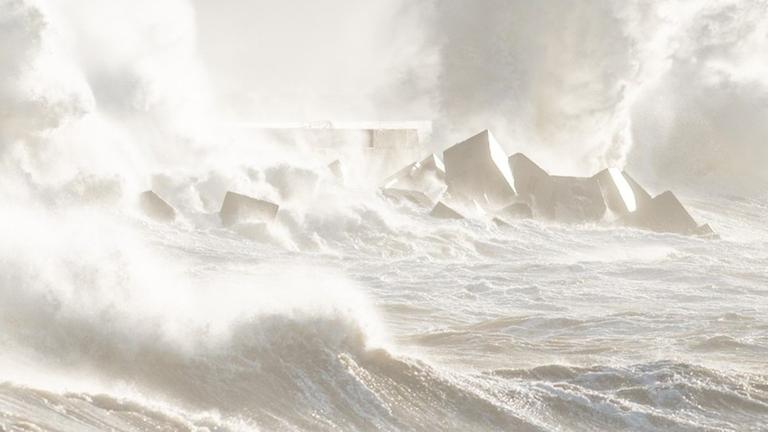 Wellen der Nordsee brechen sich vor dem Strand von Helgoland