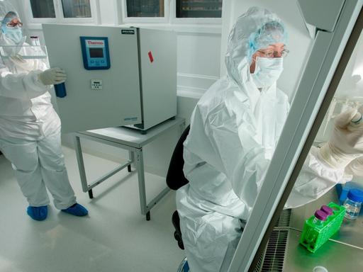 Forschende im Reinraumlabor für alte DNA an der Universität Kopenhagen in ihrer aufwendigen Schutzkleidung Forschende im Reinraumlabor für alte DNA an der Universität Kopenhagen in ihrer aufwendigen Schutzkleidung