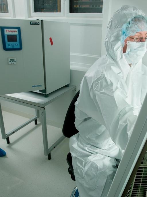 Forschende im Reinraumlabor für alte DNA an der Universität Kopenhagen in ihrer aufwendigen Schutzkleidung Forschende im Reinraumlabor für alte DNA an der Universität Kopenhagen in ihrer aufwendigen Schutzkleidung