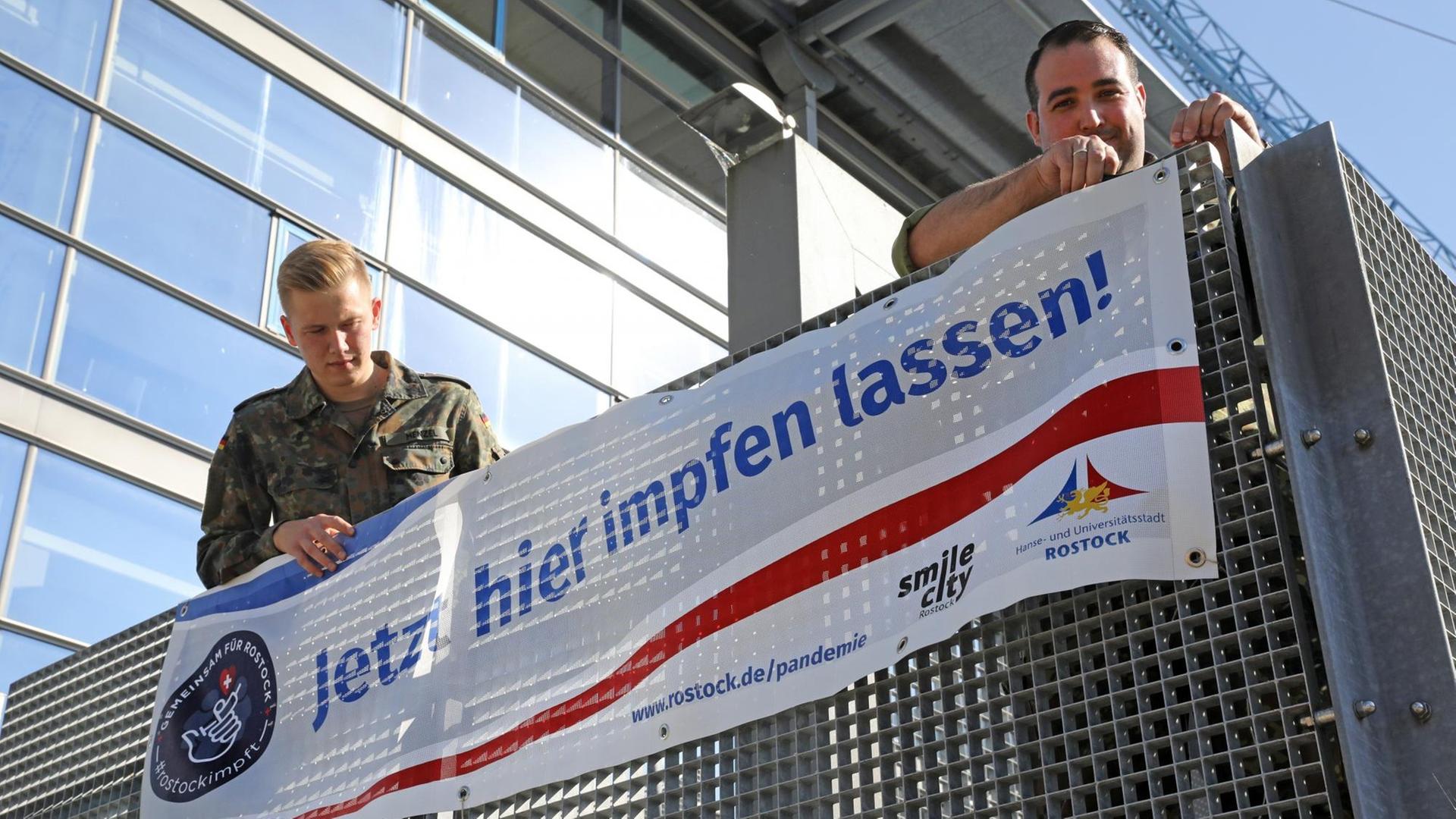 Mit einer Impfaktion im Ostseestadion unterstützt der Fußballzweitligist FC Hansa Rostock die Impfkampagne. Alle frisch Geimpften dürfen anschließend auf der Trainerbank im Ostseestadion Platz nehmen und sich fotografieren lassen. Mit einer Impfaktion im Ostseestadion unterstützt der Fußballzweitligist FC Hansa Rostock die Impfkampagne. Alle frisch Geimpften dürfen anschließend auf der Trainerbank im Ostseestadion Platz nehmen und sich fotografieren lassen.